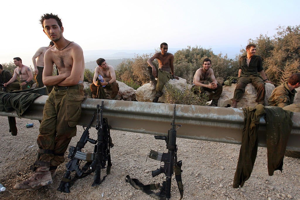 Soldados israelíes, descansando tras la ofensiva en el sur del Líbano (2006)
