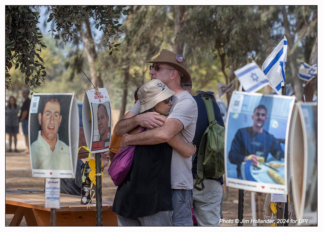 Israelíes abrazándose en el memorial de las víctimas del 7 de octubre en el sur de Israel en el aniversario de la masacre (2024)
