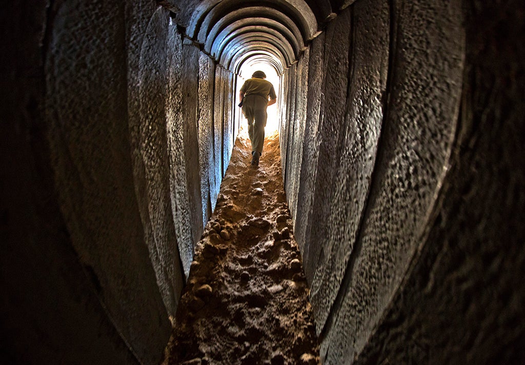 Un soldado israelí camina por un túnel de Hamás descubierto en Gaza (2013)