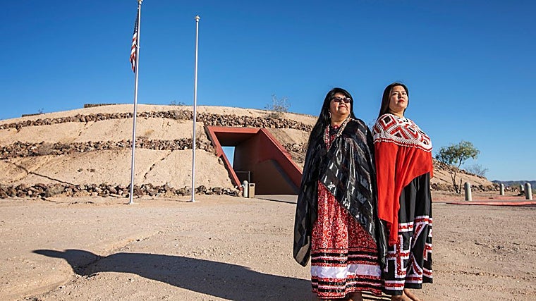 Yolanda Hart Stevens (izq.) con su hija Summer, en la reserva