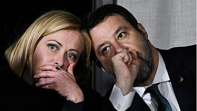 Meloni y Salvini hablan durante una conferencia de prensa en marzo de 2023