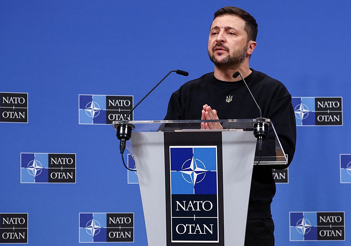 Zelenski asiste a una conferencia de prensa en la sede de la OTAN en Bruselas, Bélgica