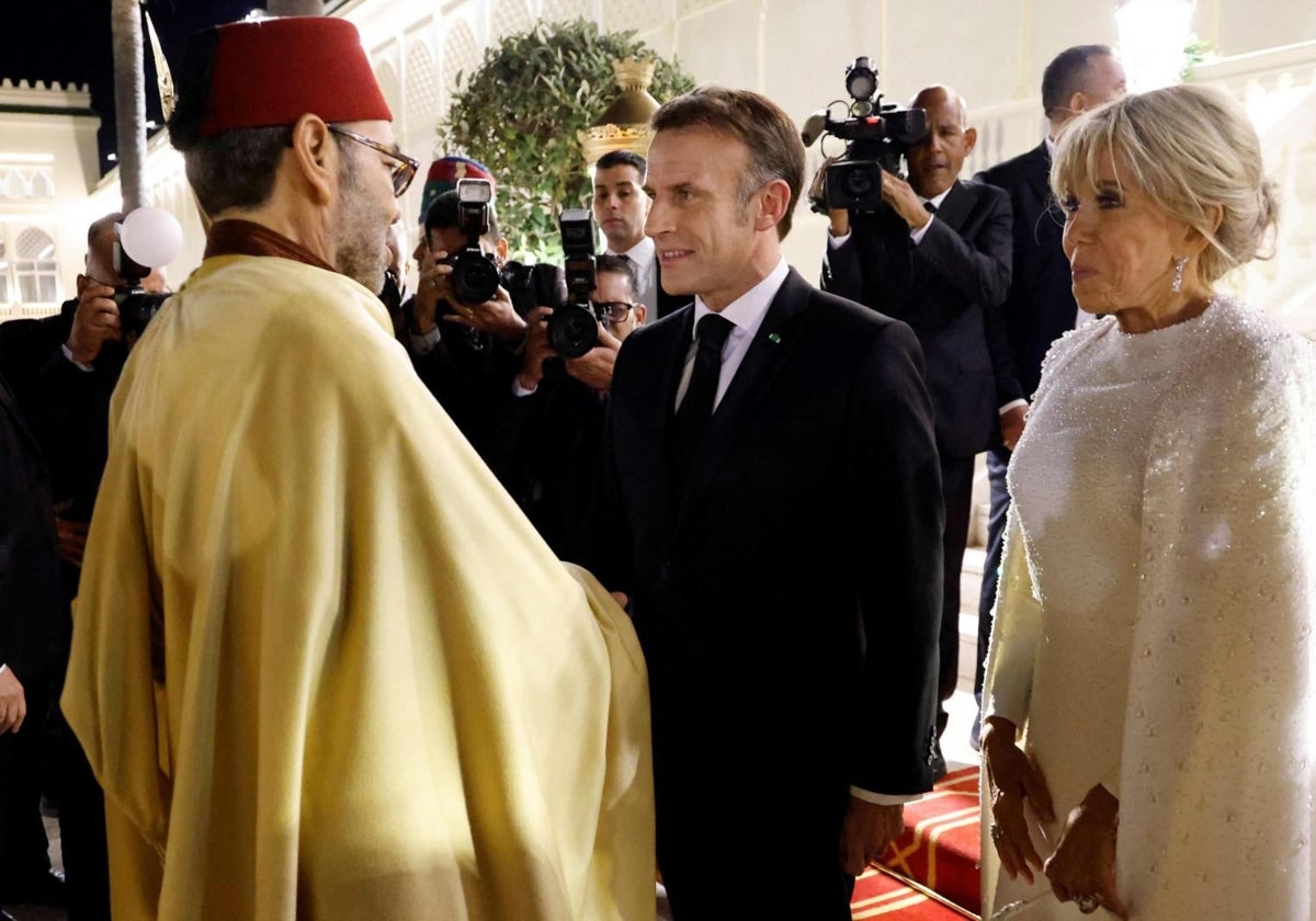 El rey de Marruecos, Mohammed VI da la bienvenida al presidente francés Emmanuel Macron