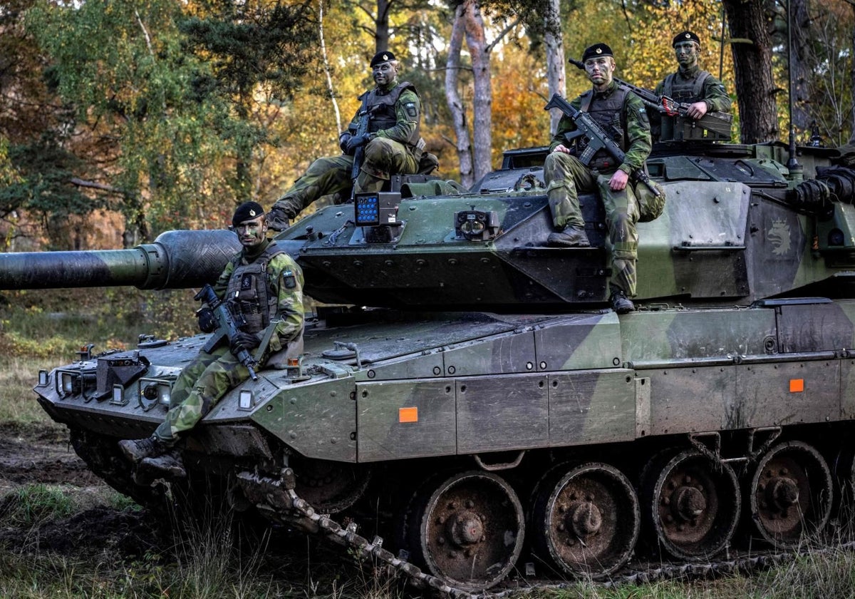 Los soldados se sientan en un tanque durante una conferencia de prensa en la base militar P7 en Suecia