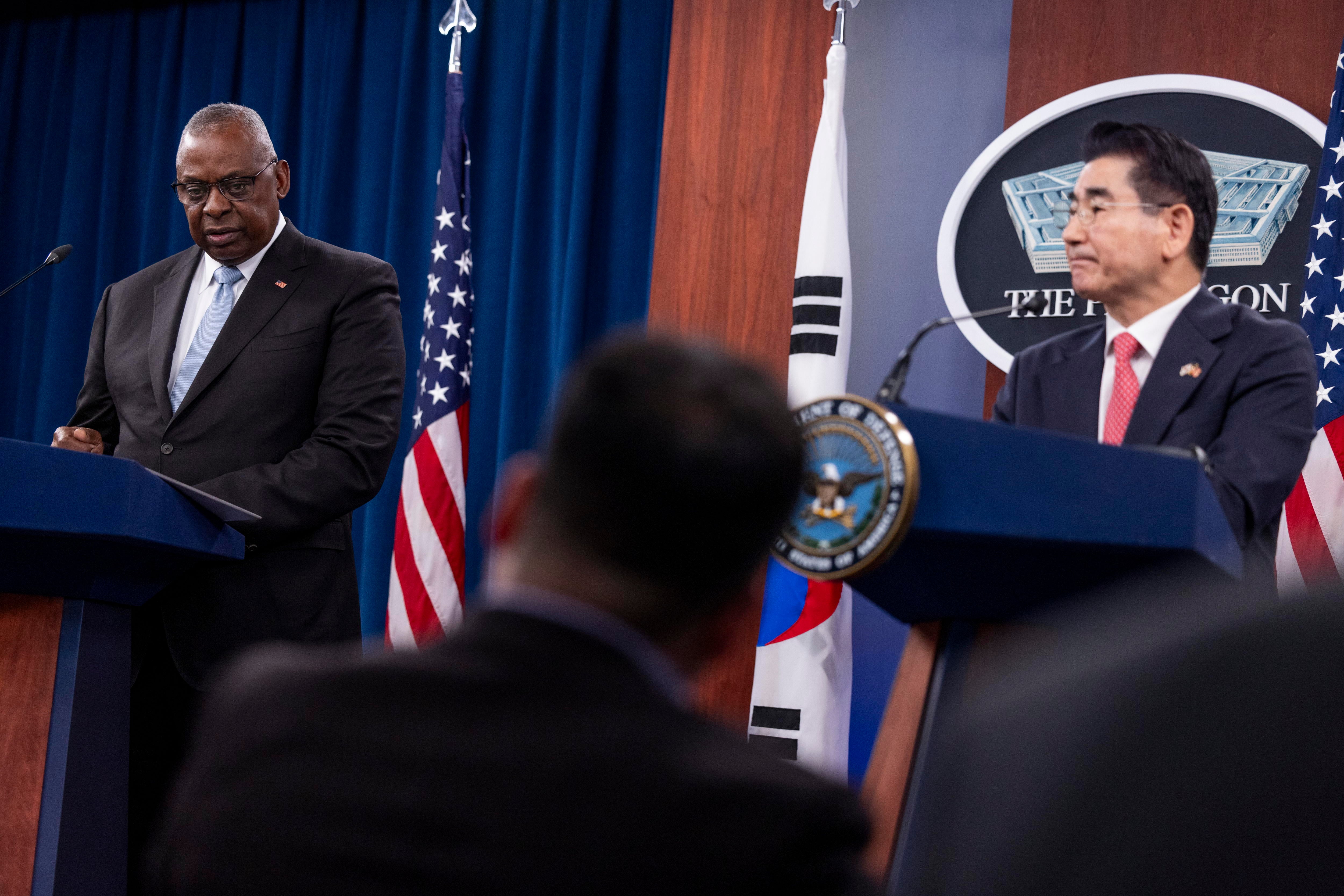 El Secretario de Defensa estadounidense, Lloyd Austin, con el Ministro de Defensa surcoreano, Kim Yong Hyun, este miércoles