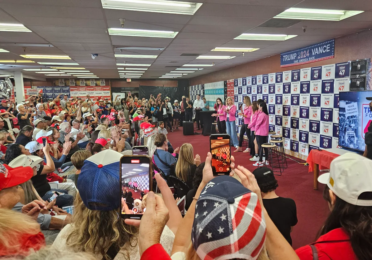 Lara Trump, nuera del expresidente y copresidenta de la Convención Nacional Republicana, con un grupo de mujeres que apoyan a Trump