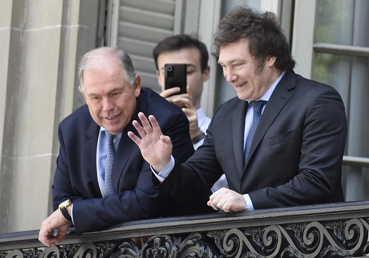 El presidente de Argentina, Javier Milei (d), junto a Gerardo Werthein, desde un balcón del Palacio San Martín en la sede de la Cancillería Argentina