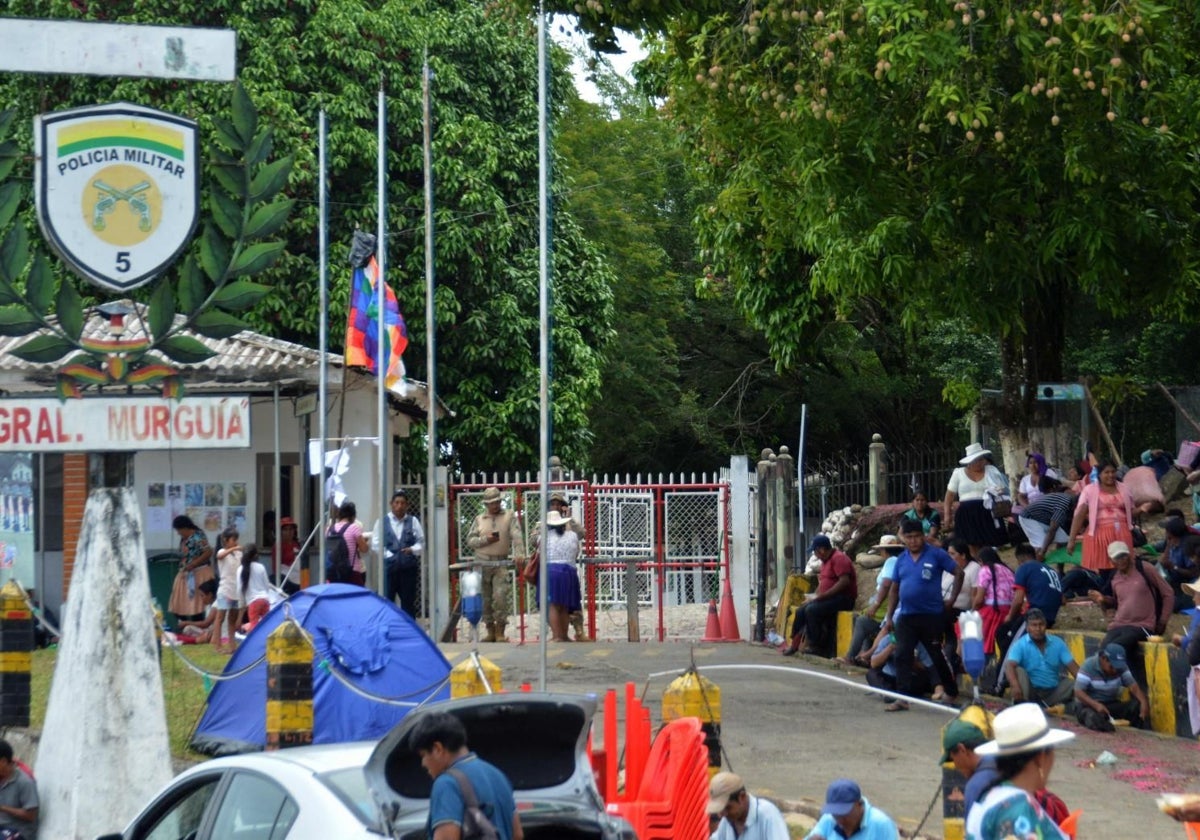 Los seguidores de Evo Morales permanecen frente al cuartel Idelfonso Murguía, en Cochabamba, Bolivia