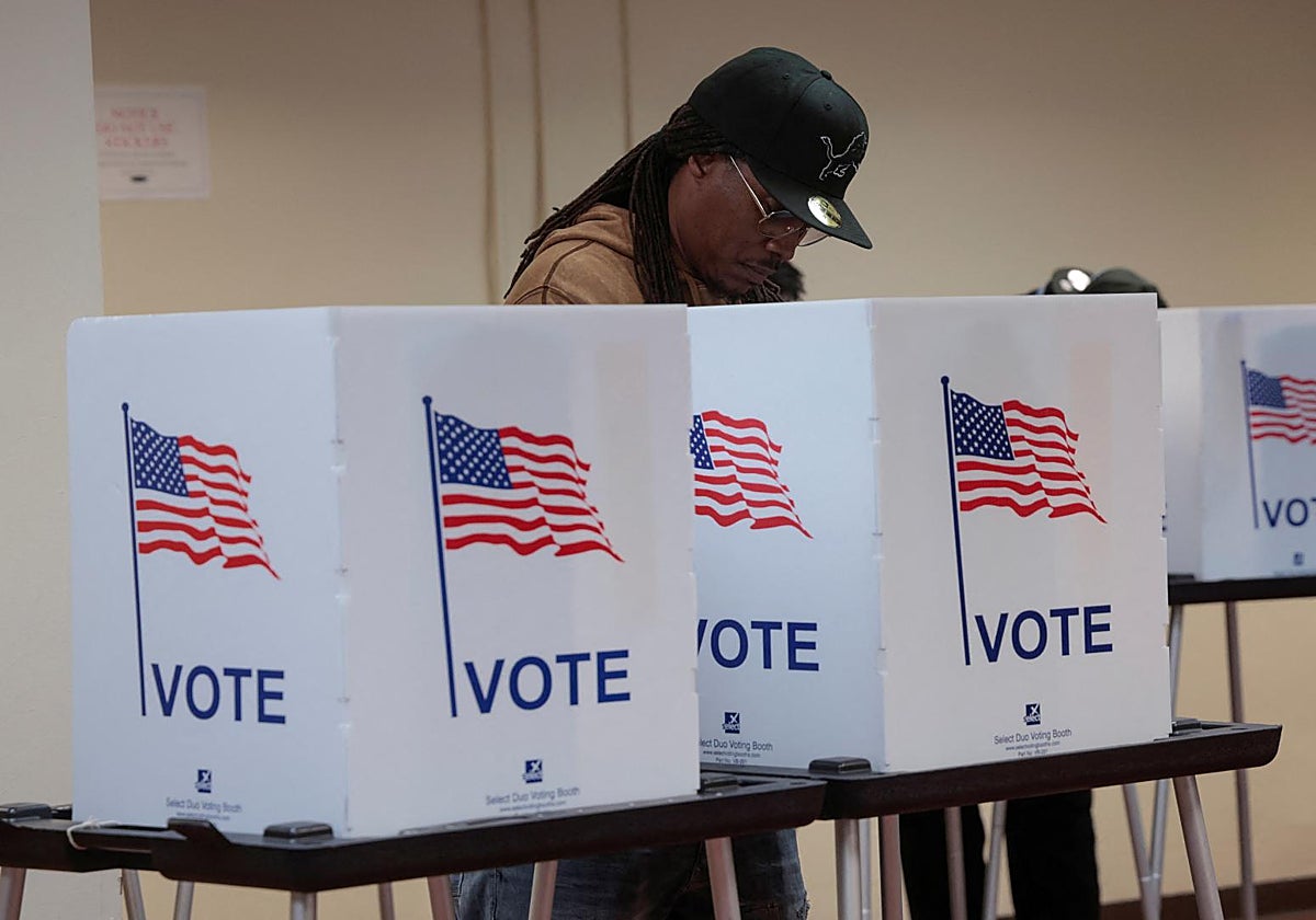 Un hombre emite su voto durante la votación anticipada de las elecciones presidenciales de EE.UU. en un colegio electoral de Detroit, Michigan