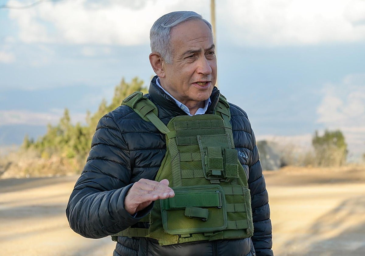 El primer ministro israelí Benjamin Netanyahu habla durante su visita a la frontera libanesa
