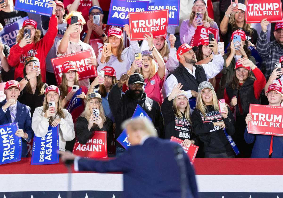 Trump habla durante un mitin de campaña en Carolina del Norte