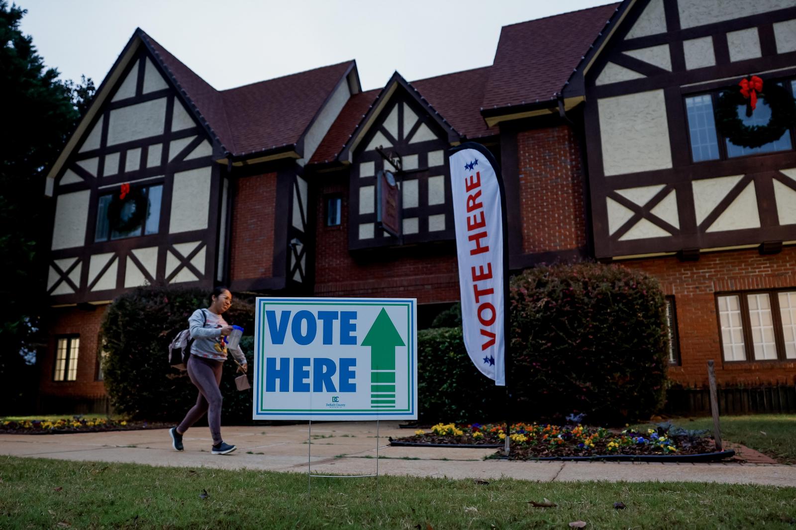 Una mujer pasa por el recinto electoral del Ayuntamiento de Avondale Estates del condado de Dekalb mientras se abren las urnas el día de las elecciones en Avondale Estates, Georgia