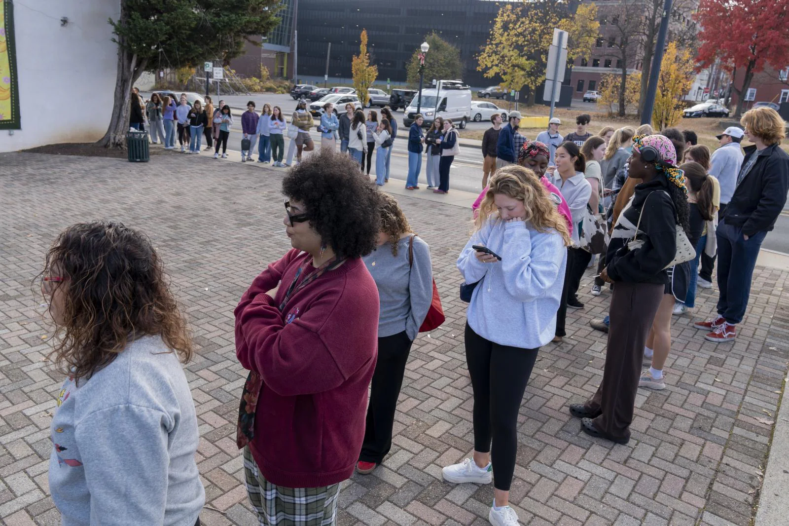 Personas esperan en una fila para votar en un centro de votación instalado en la tienda Banana Factory, este martes, en Bethlehem, Pensilvania