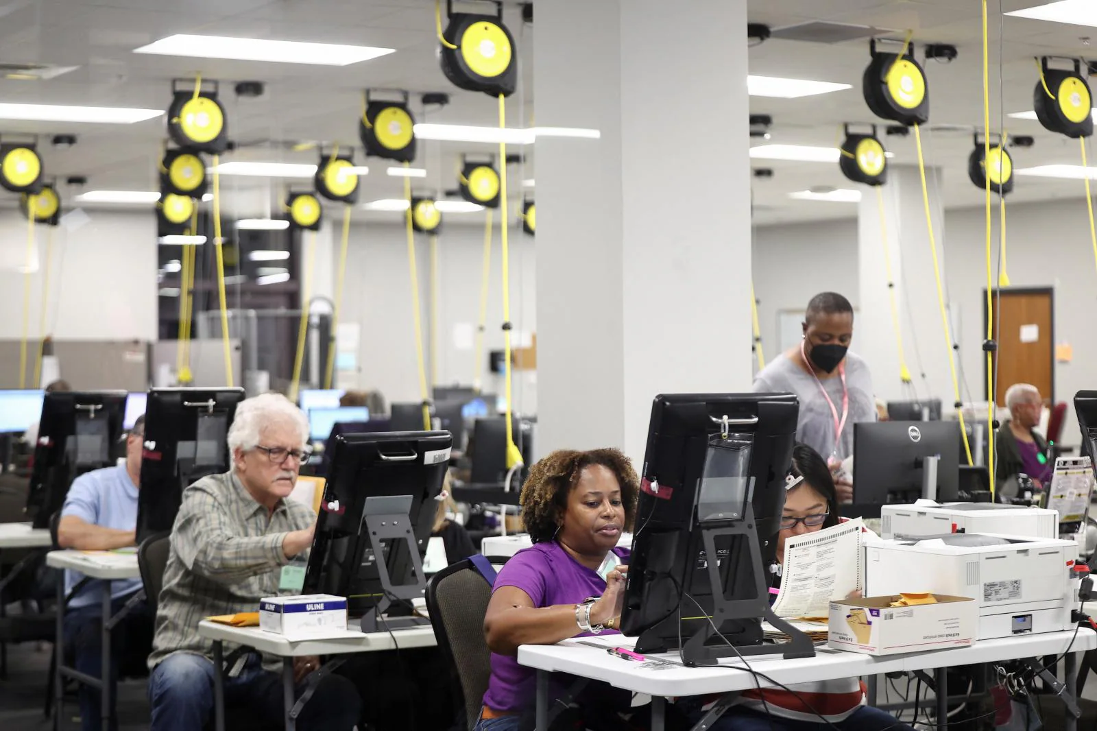 Personal electoral trabaja en la Oficina de Elecciones y Registro del Condado de Cobb en Marietta, Georgia