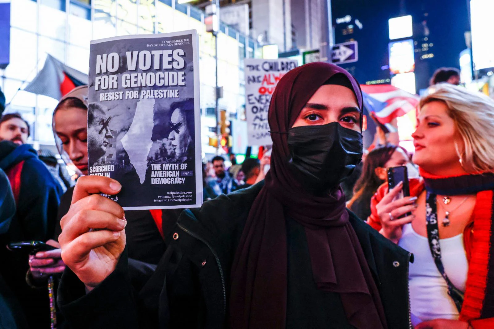 Una activista propalestina se manifiesta en Times Square