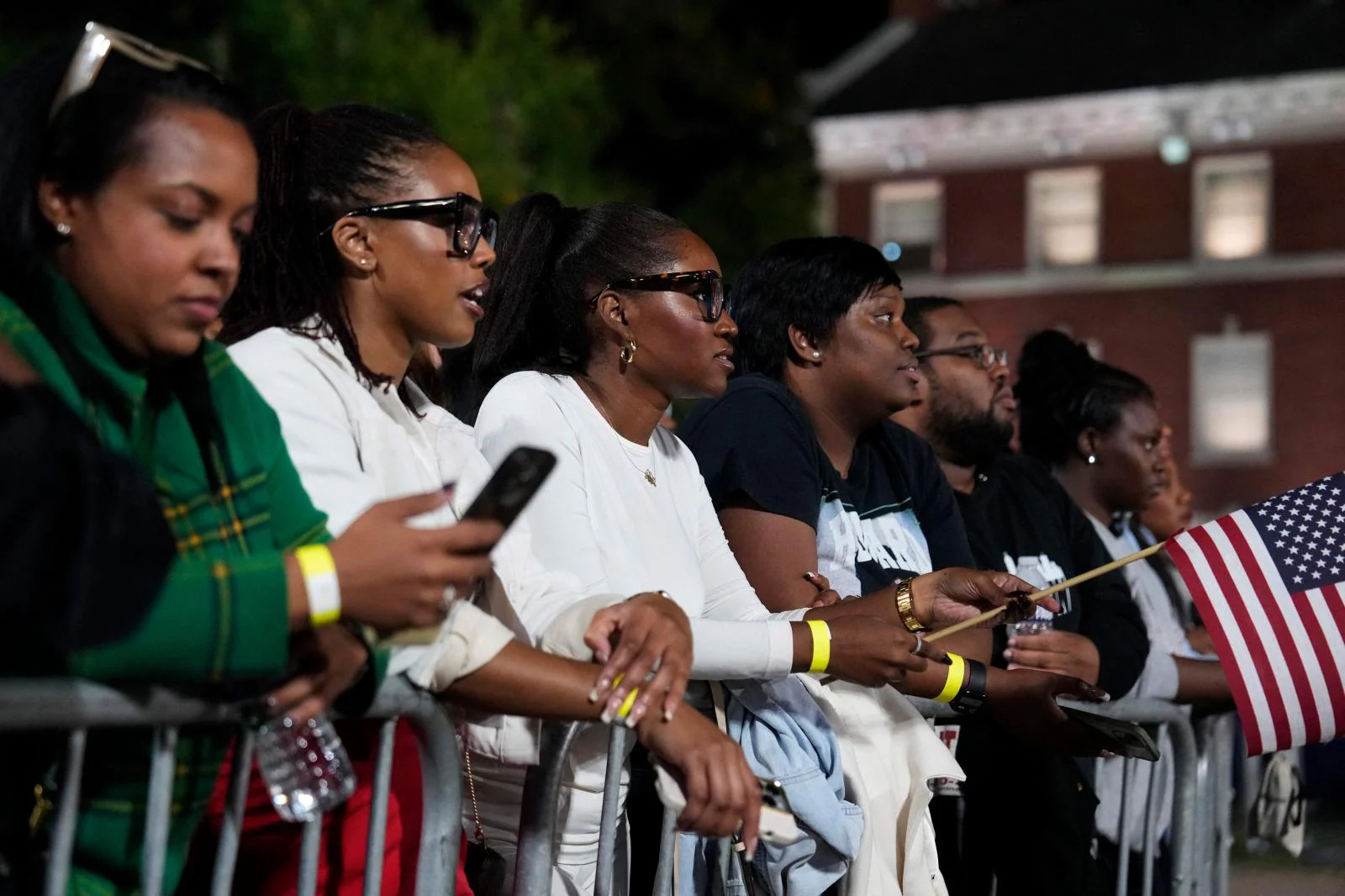 Simpatizantes de Kamala Harris viendo los resultados de las encuestas en la Universidad Howard