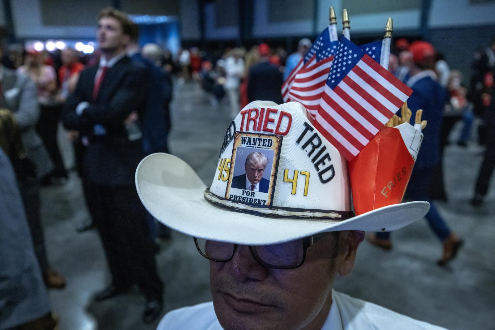 Un seguidor de Donald Trump con un sombrero lleno de símbolos del partido republicano