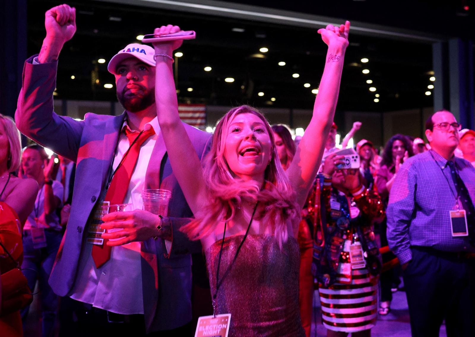 Seguidores de Donald Trump celebrando los resultados