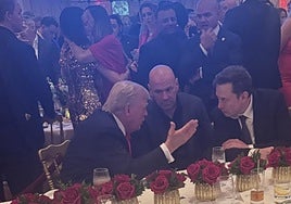Elon Musk, Eduardo Bolsonaro y Dana White, junto a Trump durante su gran noche electoral