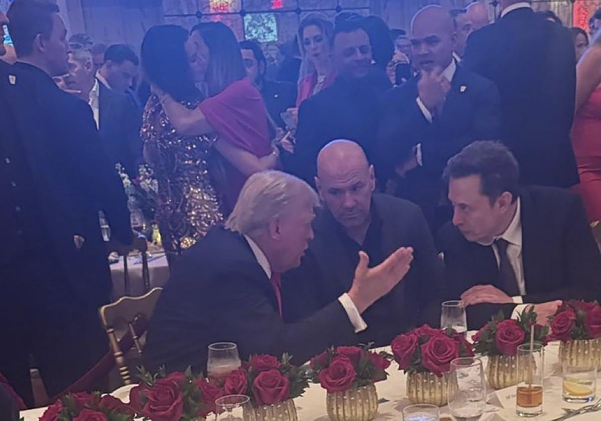 Donald Trumpl charla con Dana White y Elon Musk durante la noche electoral.