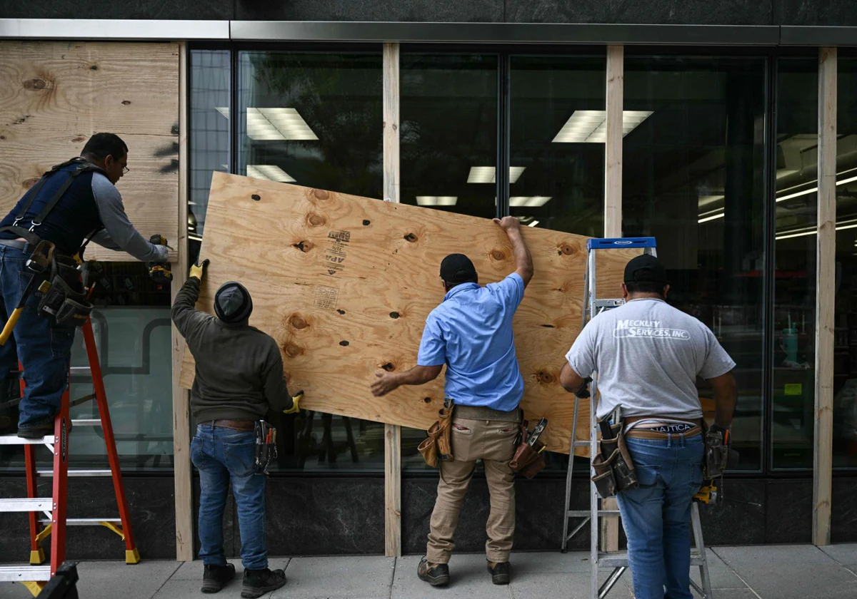 Los negocios cercanos a la Casa Blanca establecieron medidas de seguridad en Washington, DC