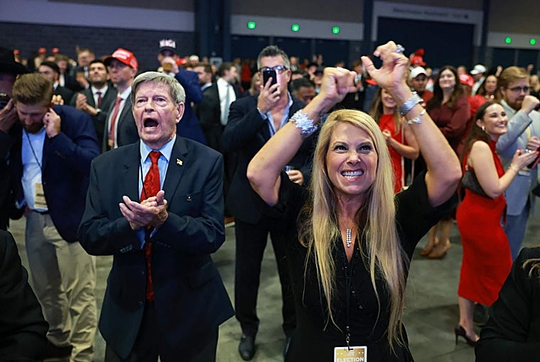 Partidarios de Trump celebran los resultados en el Palm Beach County Convention Center, Florida
