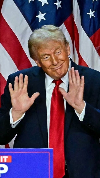 Donald Trump habla desde el Centro de Convenciones de West Palm Beach en West Palm Beach, Florida