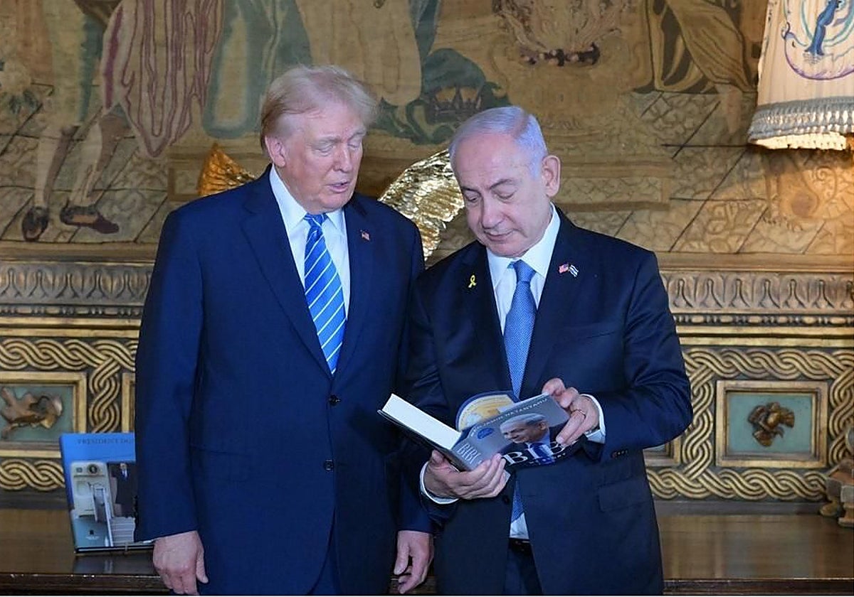 El primer ministro israelí, Benjamin Netanyahu (d), recibido por el expresidente estadounidense Donald Trump antes de su reunión en Mar-a-Lago, el pasado mes de julio