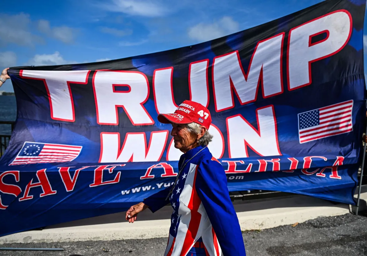 Los partidarios del expresidente estadounidense y candidato presidencial republicano Donald Trump celebran su victoria cerca de su resort Mar-a-Lago en Palm Beach