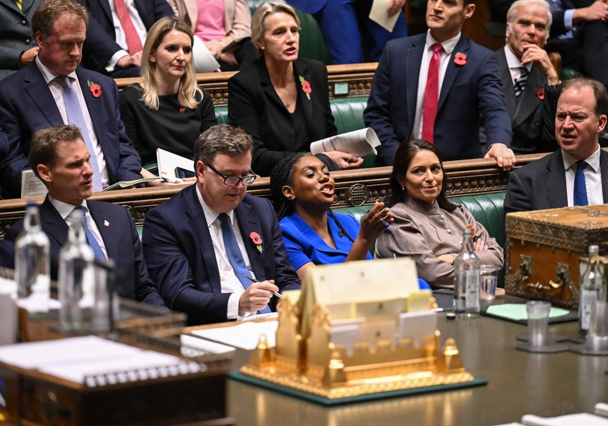 Kemi Badenoch junto a su equipo en el Parlamento británico