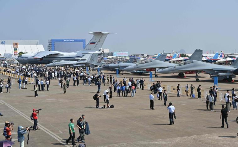 Imagen principal - Aspeccto general de la feria y cazas y helicópteros de combate que sehan podido ver 