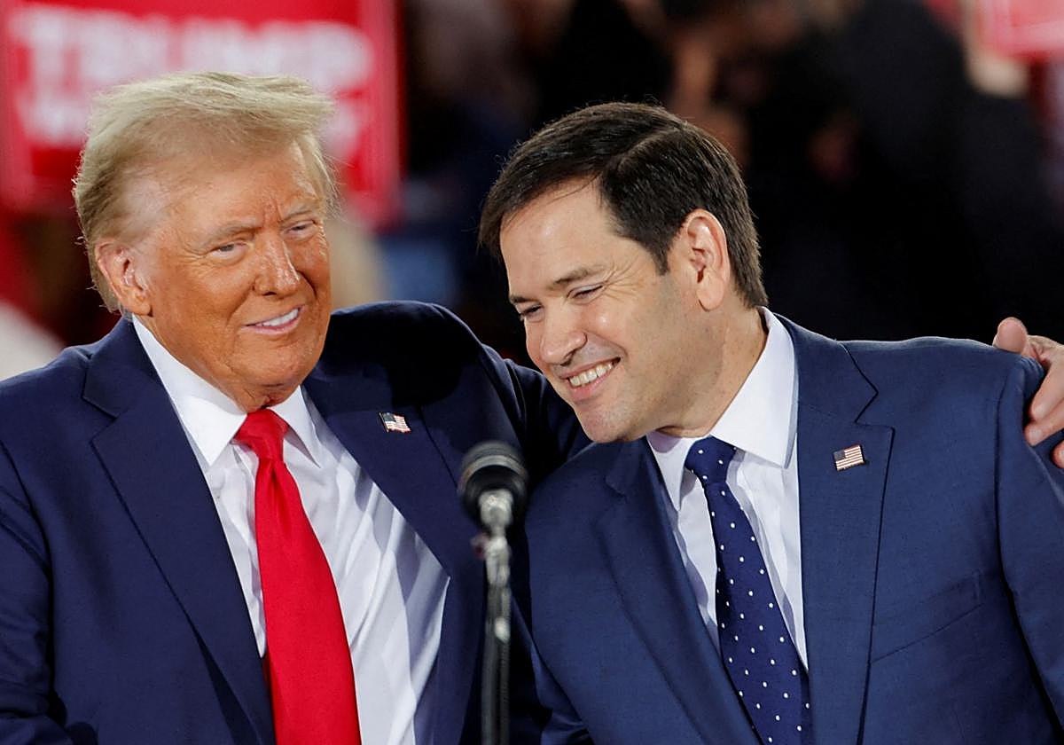 Donald Trump abraza a Marco Rubio.