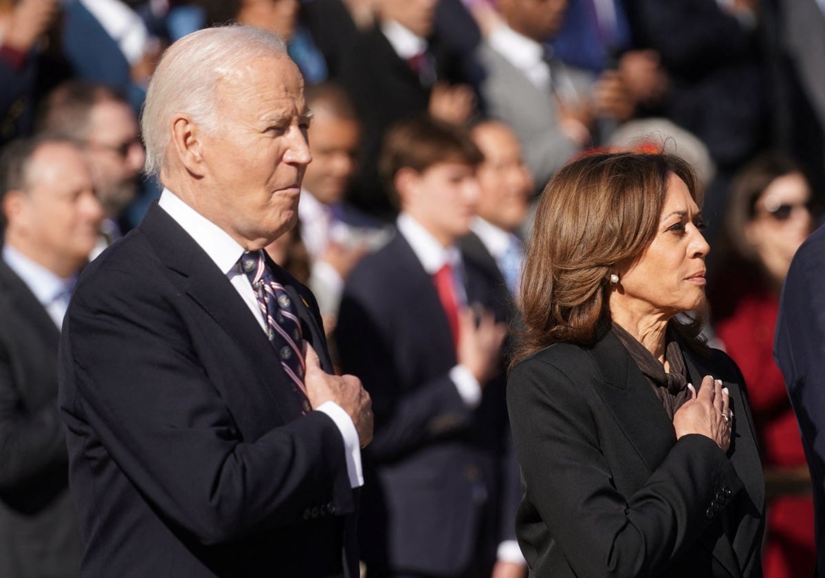 El presidente de Estados Unidos, Joe Biden, y la vicepresidenta Kamala Harris escuchan el himno nacional durante el día de los Veteranos