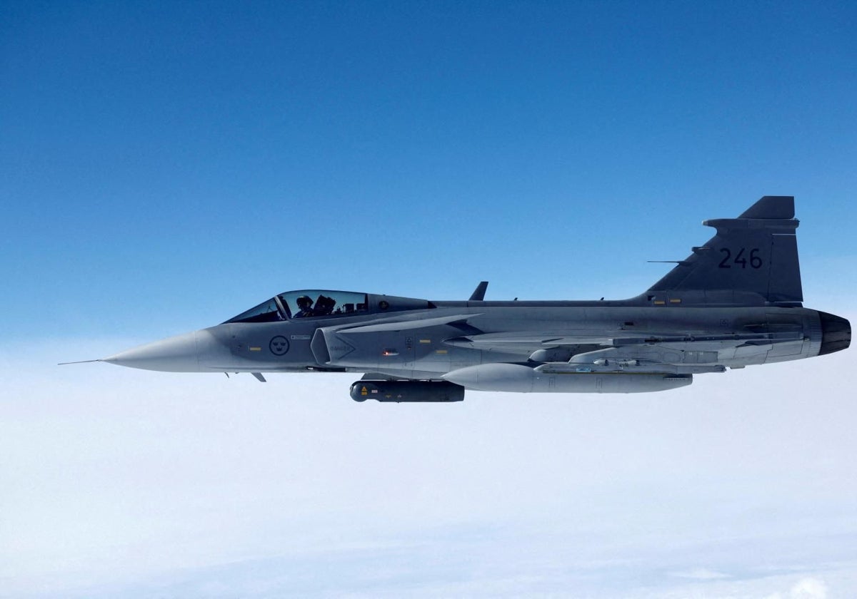 Un avión de combate Saab JAS 39 Gripen de la Fuerza Aérea Sueca que forma parte de la OTAN