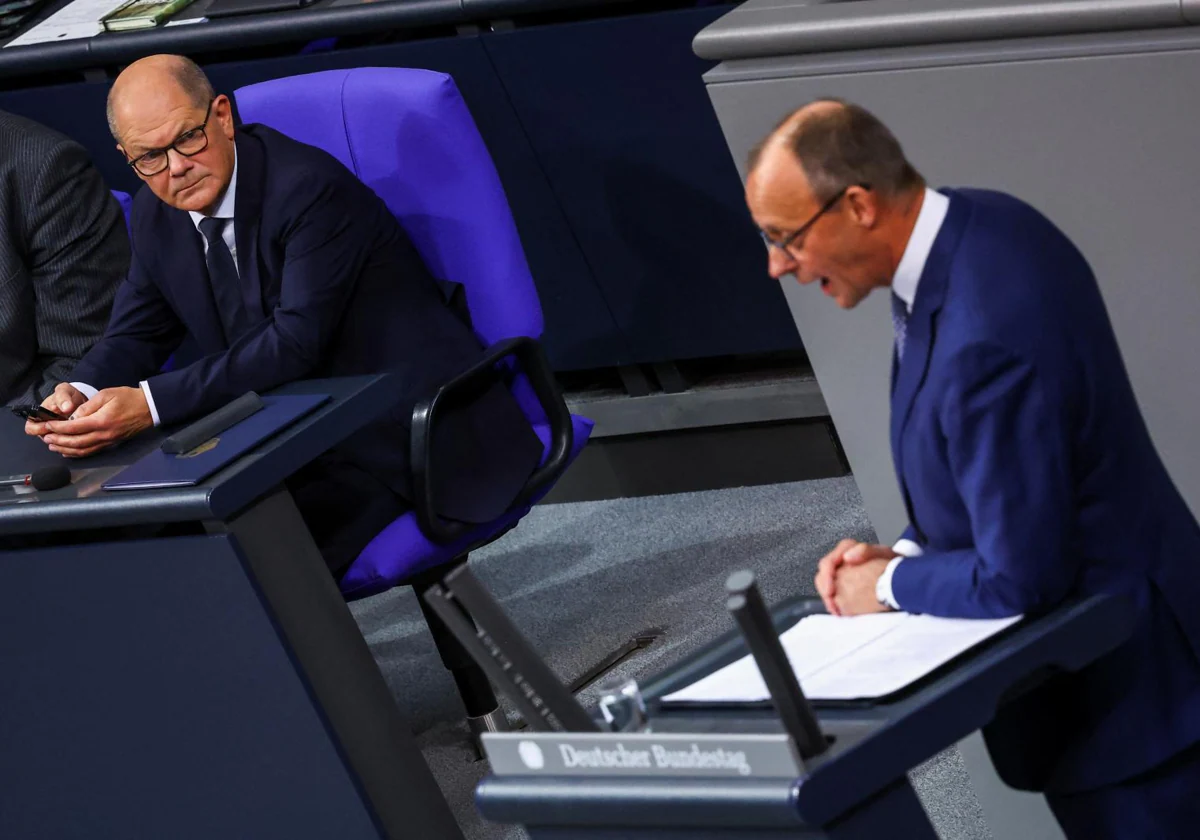 Friedrich Merz interviene en el Bundestag mientras Scholz escucha en su escaño