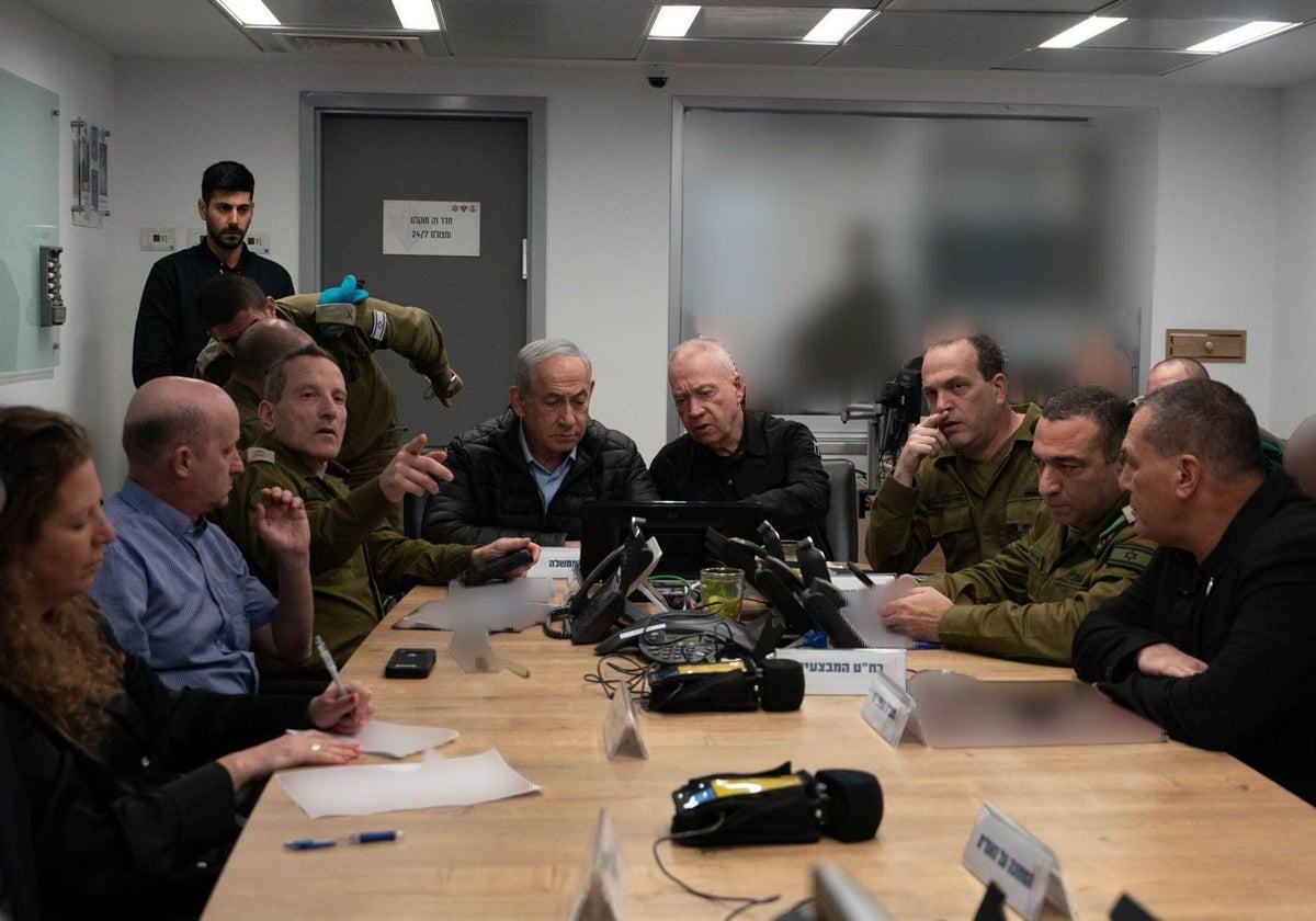 El primer ministro Benjamín Netanyahu (c) siguiendo el ataque a Irán junto al ministro de Defensa, Yoav Gallant, en la base militar de Kyria en Tel Aviv
