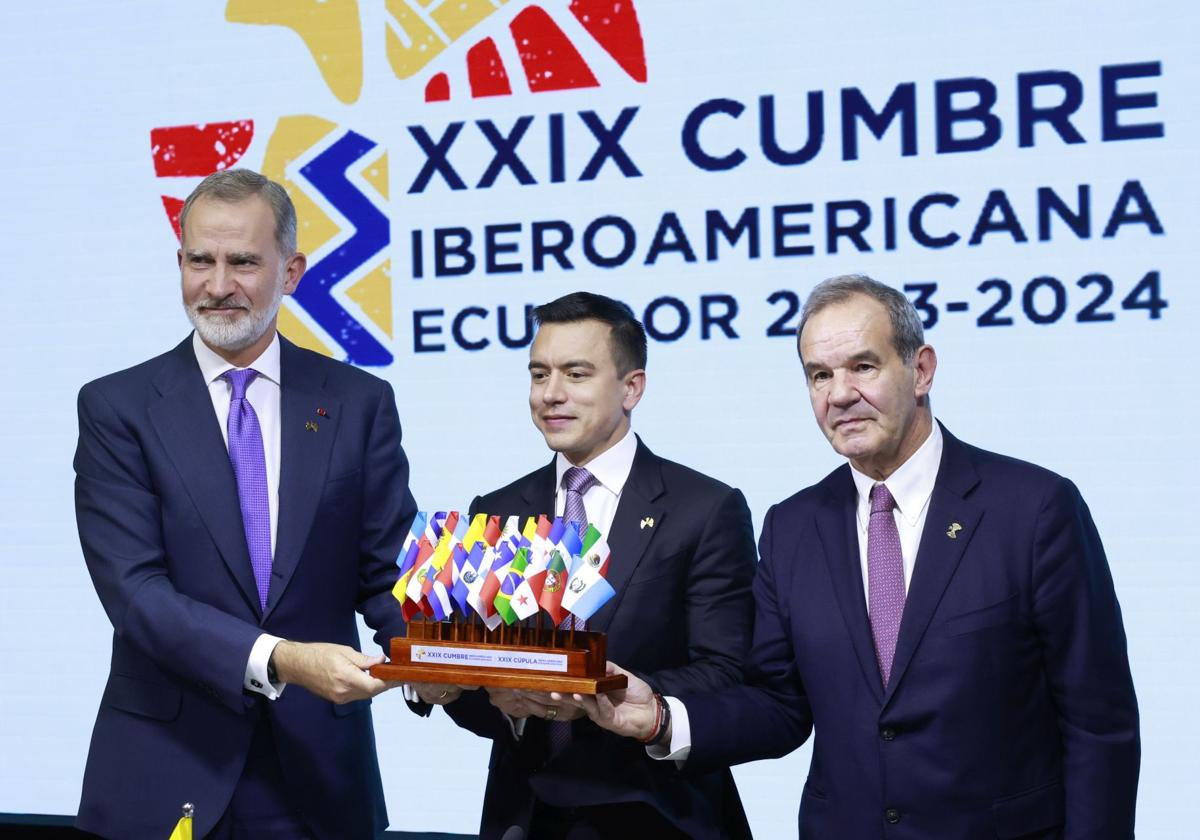 El Rey Felipe VI (i) y el presidente de la República del Ecuador, Daniel Noboa (c), durante el encuentro en la XXIX Cumbre Iberoamericana.