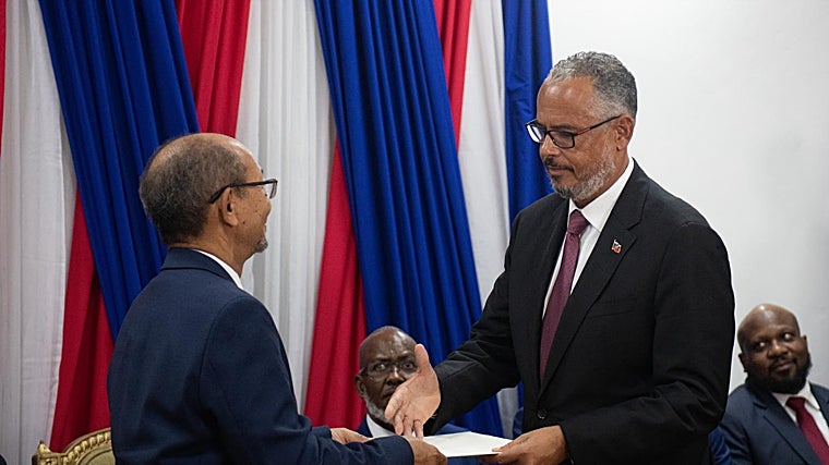 El empresario Alix Didier Fils-Aimé (d) participa en un acto de posesión como nuevo primer ministro de Haití