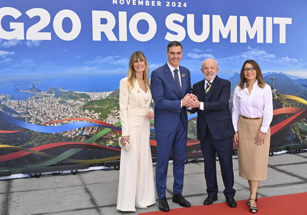 Los presidentes de España, Pedro Sánchez, y de Brasil, Luiz Inacio Lula da Silva, acompañados por sus mujeres, Begoña Gómez y Rosangela Silva este lunes en el G-20