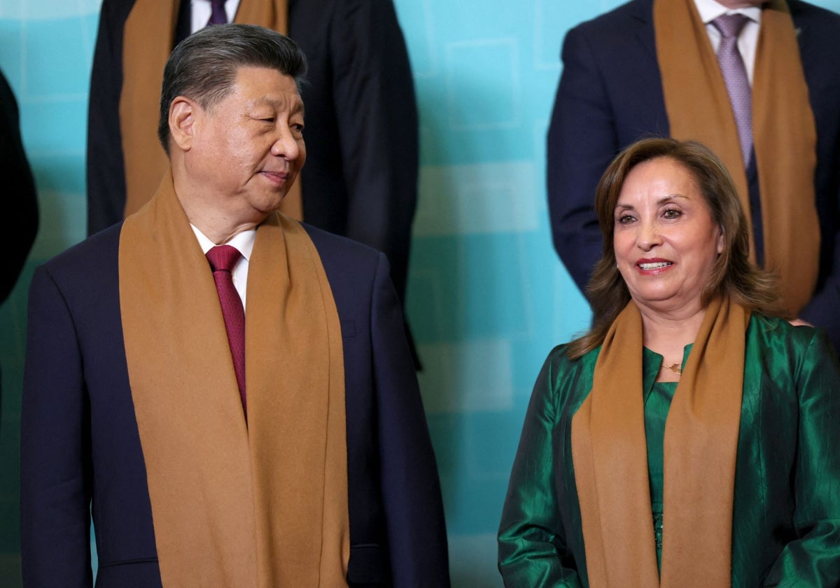 El presidente chino, Xi Jinping, y la presidenta peruana, Dina Boluarte, en la cumbre de la APEC en Lima