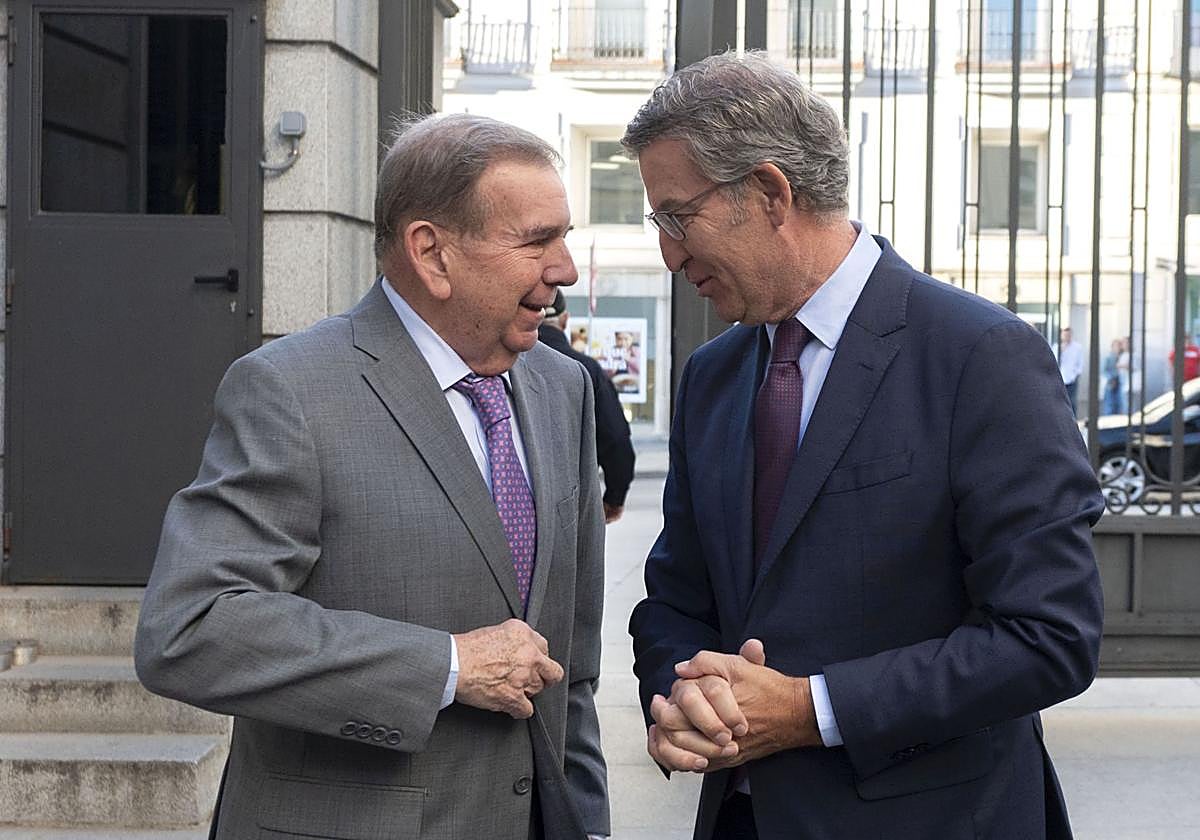 Edmundo González con Alberto Núñez Feijóo, en el Congreso de los diputados de Madrid, en septiembre