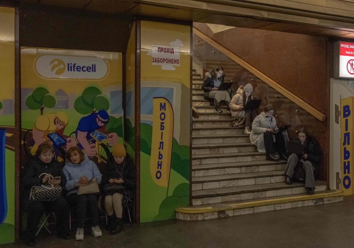 Varios ciudadanos se refugian en una estación de metro por las alarmas antiaéreas