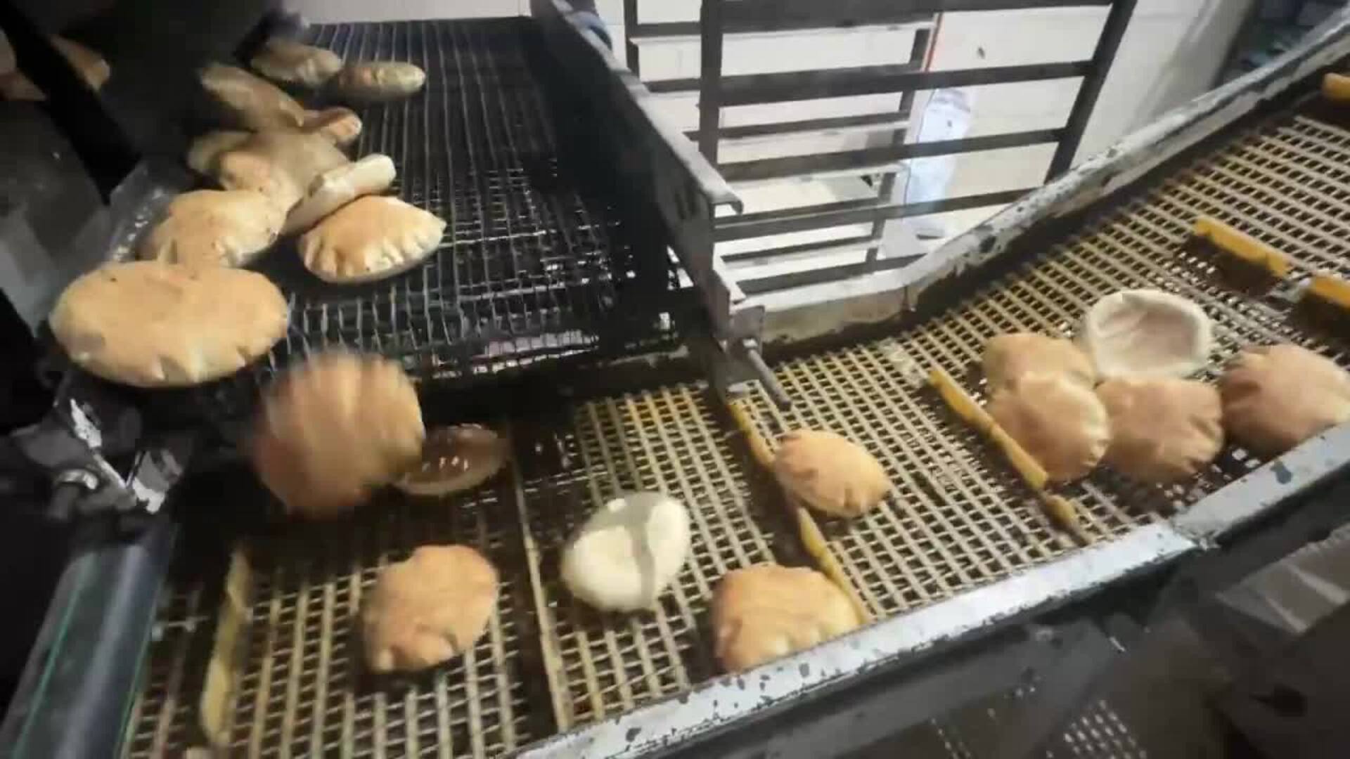 Largas filas para comprar el pan en la única panadería activa en Jan Yunís