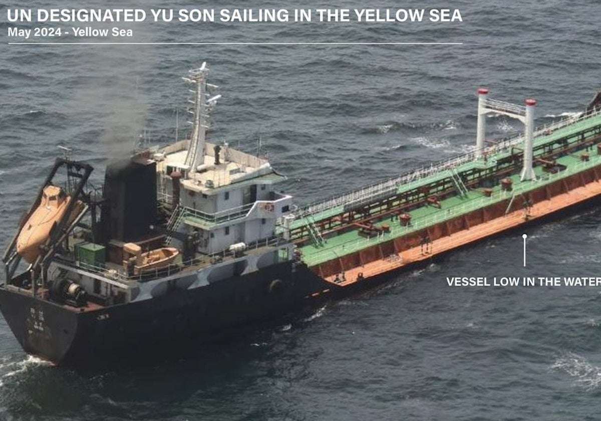 El petrolero norcoreano Yu Son, navegando en mayo por el mar Amarillo cargado de crudo, como delata su línea de flotación al nivel del mar