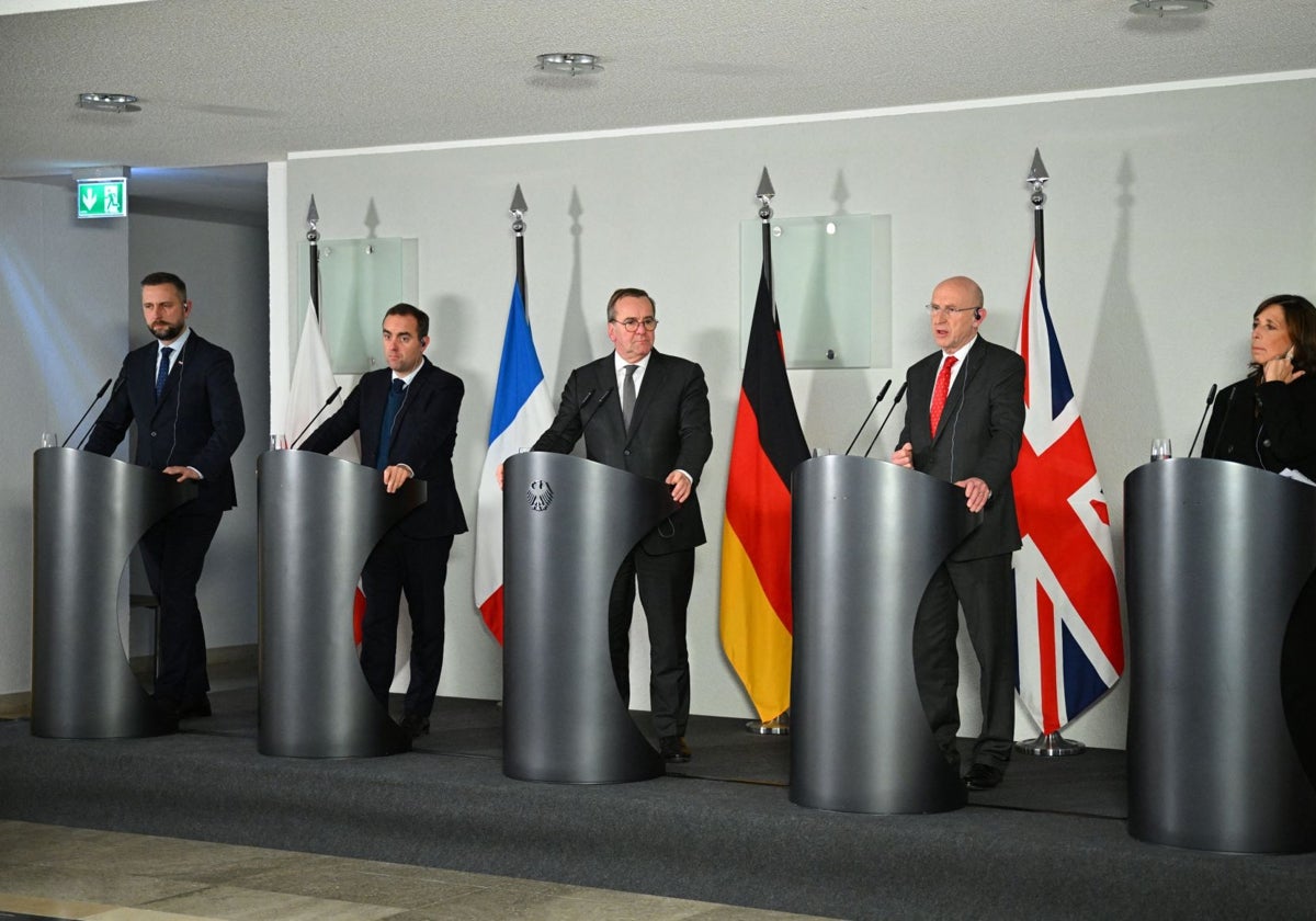 Los ministros de Defensa alemán, francés, británico e italiano en una rueda de prensa conjunta en Berlín