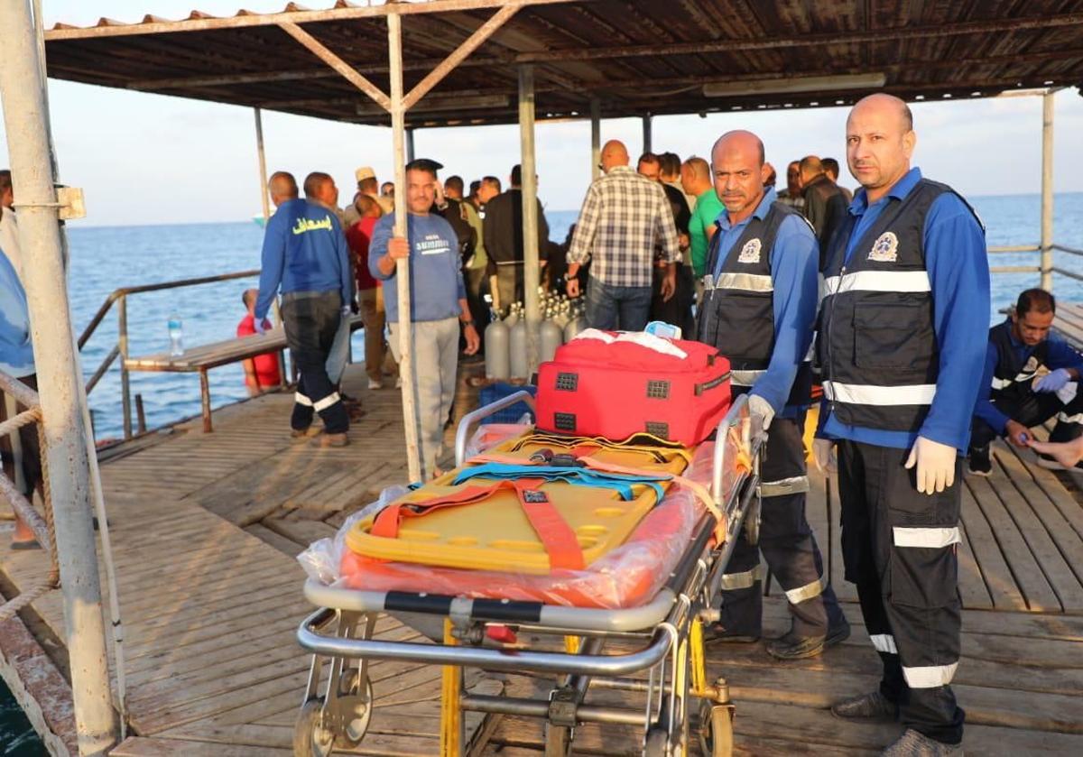 Médicos esperan a posibles supervivientes tras el naufragio en el puerto de Marsa Alam, en Egipto