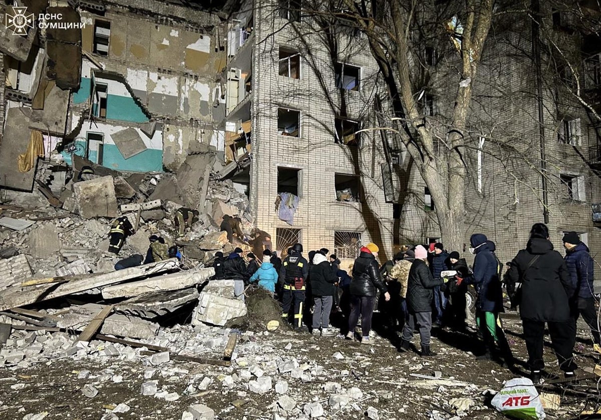 Habitantes de la ciudad ucraniana de Sumy tras un ataque con drones rusos