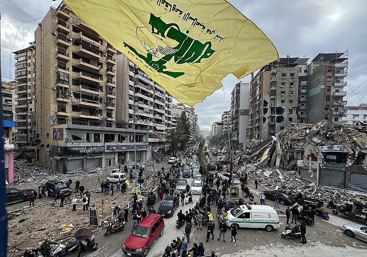 Entre las ruinas por los ataques israelíes, los libaneses celebran el alto el fuego en el distrito de Dahieh, al sur de Beirut