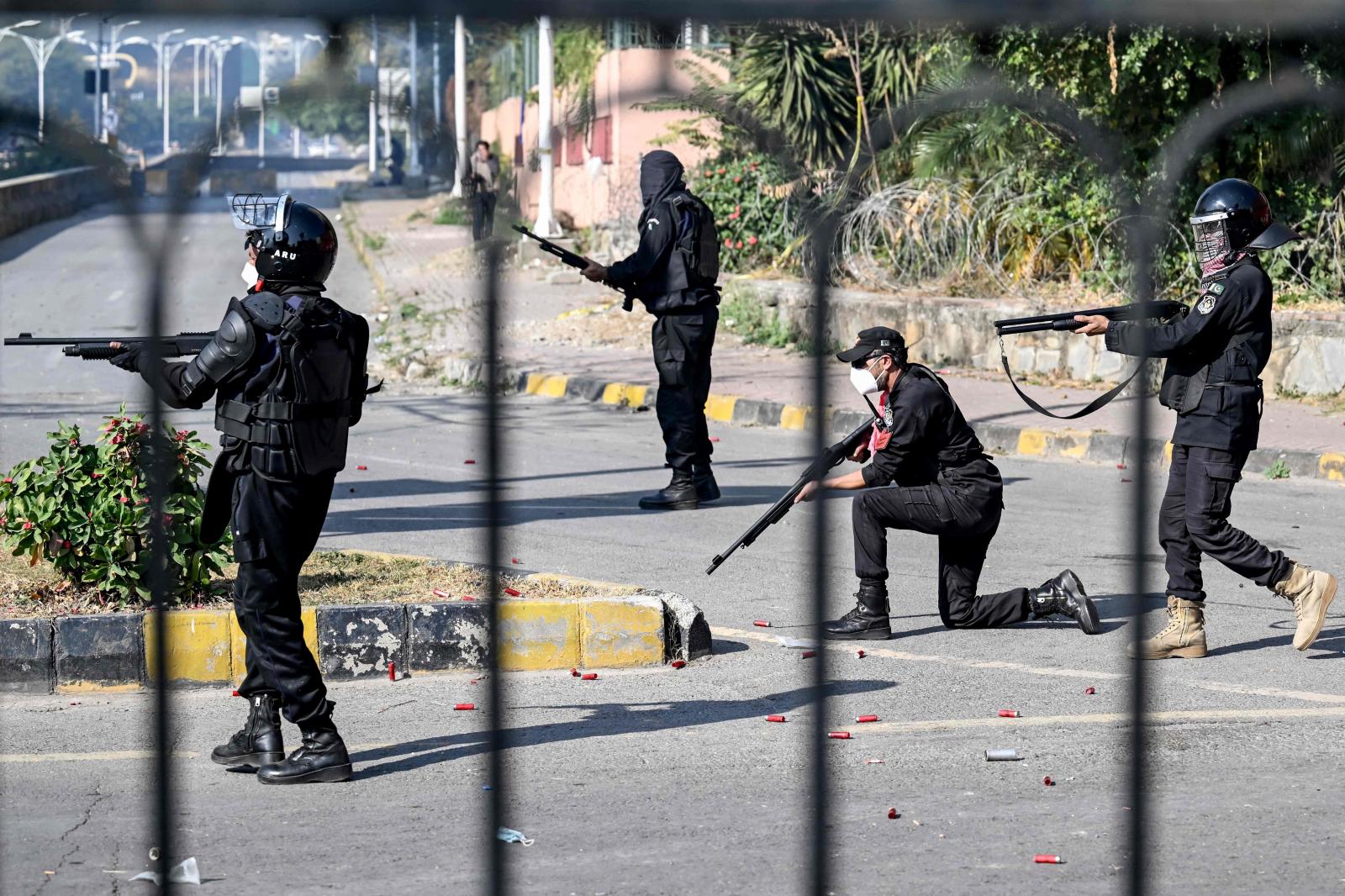 La policía dispara balas de goma para dispersar a los manifestantes en Islamabad