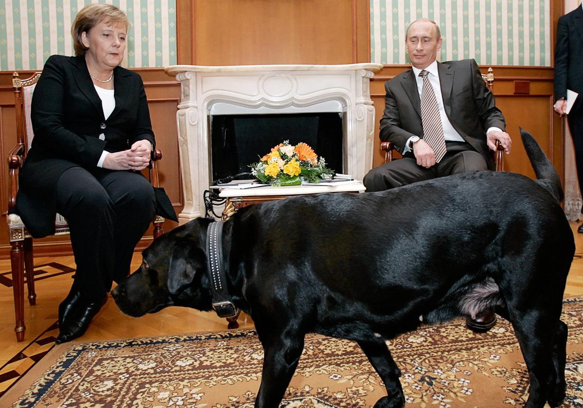La excanciller Angela Merkel con el presidente ruso, Vladímir Putin, y su perro en una imagen de archivo